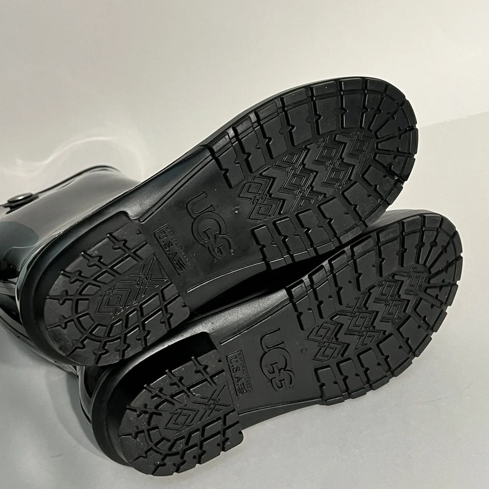 UGG Rubber Rain Boots, women’s size 8. Glossy Boot in Black. Sherpa insoles